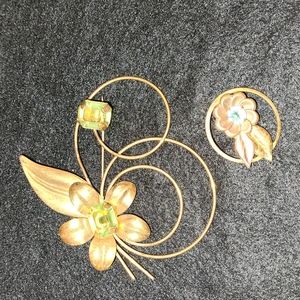 Vintage Van Dell Style Unsigned Floral Brooches Goldtone Faux Peridot & Aqua Gem